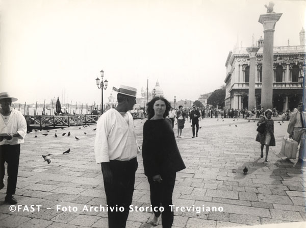 Venezia, passante a piedi scalzi in Piazza San Marco